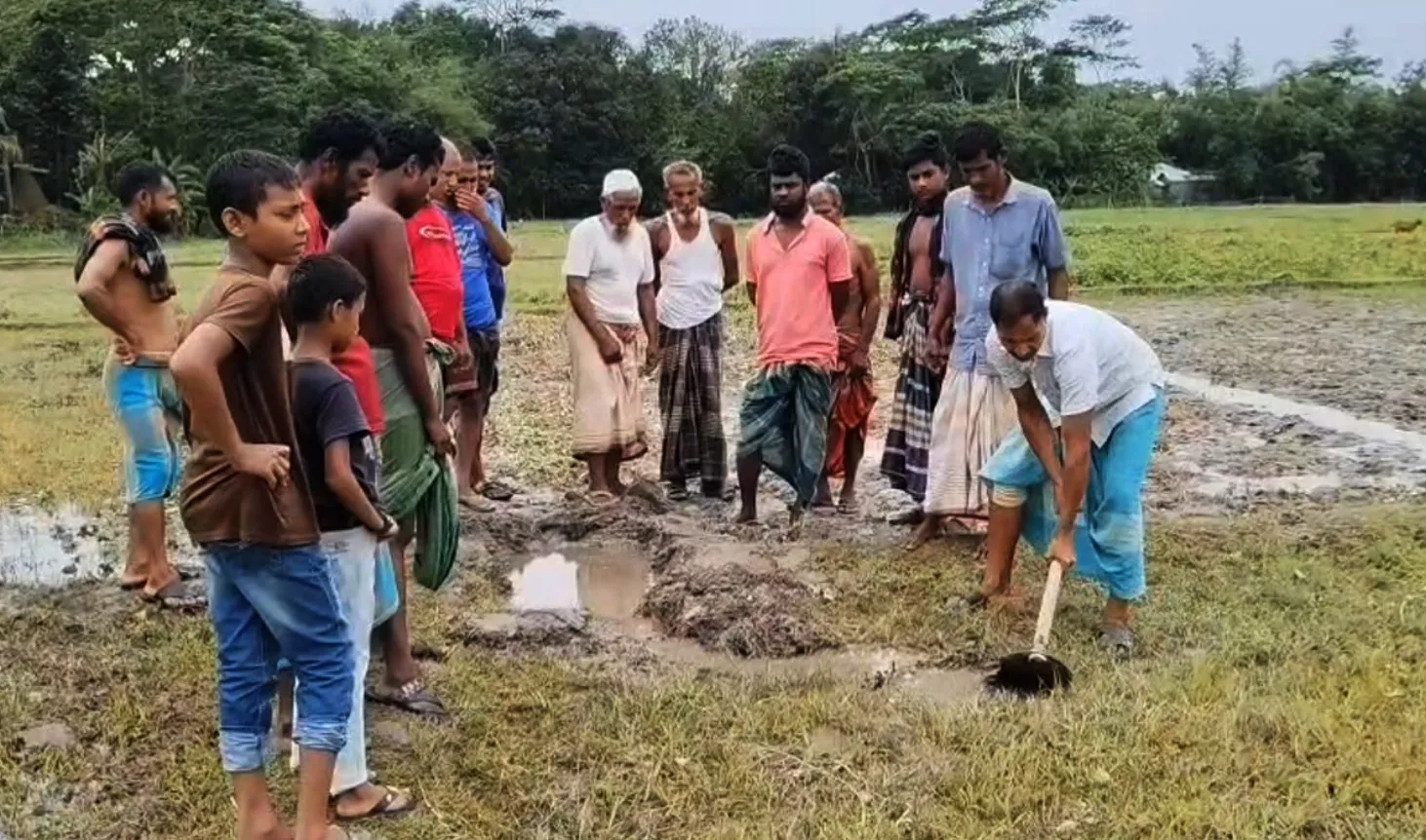মাটির নিচে রহস্যময় শব্দ, কৌতূহল-আতঙ্কে এলাকাবাসী